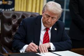 El presidente de Estados Unidos, Donald Trump, firma una orden ejecutiva en la Oficina Oval de la Casa Blanca en Washington. Trump ordenó un arancel del 25% a las importaciones de acero y aluminio.