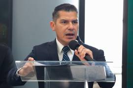 El director de Mexicana de Aviación, General Leobardo Ávila Bojórquez, da una conferencia de prensa.