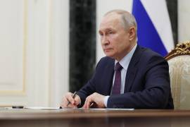 El presidente Vladímir Putin, a través, participa en una videoconferencia en Moscú, Rusia.