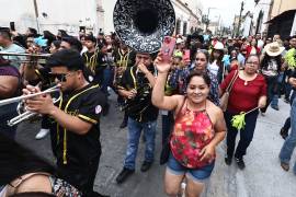 Con gran callejoneada inicia la fiesta Internacional de las Artes de Saltillo FINA 449