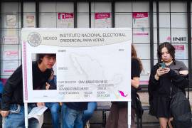 Más de mil credenciales para votar permanecen pendientes de entrega en el módulo del INE ubicado en la calle Allende, en el Centro de Saltillo.