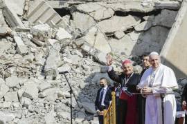 El arzobispo de Mosul y Aqra, Najib Mikhael Moussa (i) junto al papa Francisco al inicio de un acto para rezar por las víctimas de la guerra en la plaza de la iglesia Hosh al-Bieaa, en Mosul, Irak, el 7 de marzo de 2021.