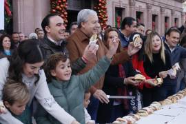 El gobernador de Coahuila compartió la rosca con los saltillenses.