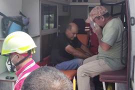 Ambos trabajadores fueron llevados en ambulancia a un hospital.