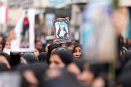 MINAB (IRAN (Islamic Republic Of)), 03/03/2026.- A handout picture made available by the Iranian Foreign Press Department shows Iranians taking part during the funeral ceremony of the victims of an airstrike on a girls school in the city of Minab, southern Iran, 03 March 2026. At least 165 girl students and teachers were killed on 28 February 2026, in an Israel-US airstrike on the school, with the Israeli military claiming it was not aware of any attacks in the area. EFE/EPA/HANDOUT HANDOUT EDITORIAL USE ONLY/NO SALES
