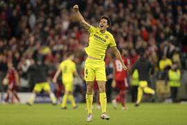 Pau Torres del Villarreal celebra después de su pase a las Semifinales de la UEFA Champions League.