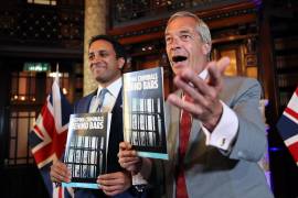 El líder de Reform UK, Nigel Farage (derecha), posa con el ministro del Interior en la sombra de Reform UK, Zia Yusuf, tras una rueda de prensa en Londres (Reino Unido).