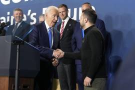 El presidente de Estados Unidos, Joe Biden y el presidente de Ucrania, Volodímir Zelenski, durante una ceremonia del “Pacto de Ucrania” durante la Cumbre de la Organización del la OTAN)en Washington.