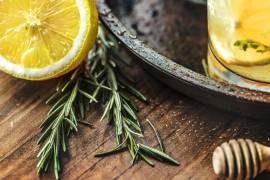 Hervir cáscara de limón, canela y romero sí ofrece una experiencia sensorial inmediata.