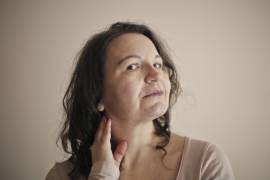 Muchas personas invierten en cremas y tratamientos faciales, pero descuidan el cuello y el escote.