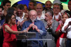 l expresidente brasileño Luiz Inácio Lula da Silva ofrece un discurso junto a su esposa Janja (i) en Sao Paulo (Brasil).