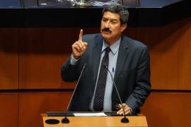 El senador Javier Corral cuestionó que el fiscal de Chihuahua cambiara su versión sobre la presencia en México de los agentes estadounidenses.