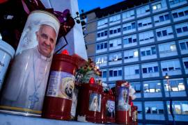 El papa Francisco explicó que “continua con confianza” la hospitalización en el Policlínico Gemelli, “siguiendo con los tratamientos necesarios” y añadió que “el descanso también forma parte de la terapia”.