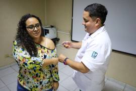 La UAdeC y el IMSS iniciaron una campaña de vacunación en escuelas y facultades de la Unidad Laguna para prevenir enfermedades durante la temporada invernal.