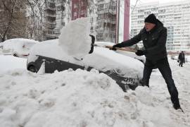 Un hombre palea nieve después de una nevada en Moscú, Rusia.