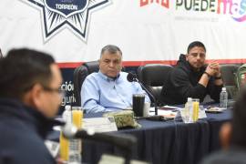 El secretario del Ayuntamiento, Eduardo Olmos Castro, durante su posicionamiento sobre el conflicto laboral con trabajadores sindicalizados en Torreón.