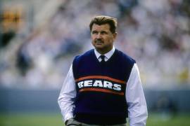 Mike Ditka, legendario entrenador de los Chicago Bears, falleció a los 86 años, dejando tres títulos de Super Bowl y un legado imborrable en la historia de la NFL.