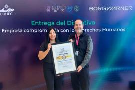 Xavier Galindo, director de Recursos Humanos, recibe el Galardón SOS en Ciudad de México, en representación de BorgWarner.