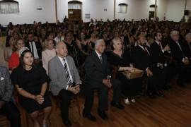 Cientos de maestros se dieron cita en la celebración del aniversario de la histórica institución.