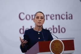 La presidenta Claudia Sheinbaum diálogo con ciudadanos durante su recorrido en Tianguistengo, Hidalgo, para aclarar dudas sobre la entrega de ayuda y responsabilidades municipales