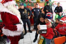 Elementos de la Policía del Estado visitaron la primaria para entregar regalos a Juanito, quien emocionado expresó su agradecimiento.