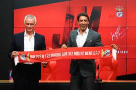 José Mourinho posa con la camiseta del Benfica tras ser presentado como su nuevo entrenador, listo para iniciar su segundo ciclo en el club lisboeta.