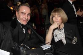 Verdad. John Galliano reconoció el daño causado por sus declaraciones del pasado y lamentó que la exposición no pueda realizarse en este momento.
