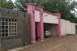 De acuerdo con la información recabada en el lugar, fue un familiar quien realizó el hallazgo durante la mañana y posteriormente solicitó la intervención de los cuerpos de emergencia.