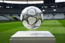 El balón está serigrafiado con una declaración de la UEFA con letras en cirílico e inglés, en alfabeto cirílico se puede traducir como ‘paz’ y se encuentra por encima de la palabra en inglés ‘PEACE’.