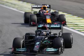 Lewis Hamilton, piloto de Mercedes, superó al Red Bull de Max Verstappen en Interlagos para ganar el GP de Brasil.