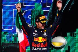 El piloto mexicano de Fórmula Uno Sergio Pérez de Red Bull Racing camina hacia el podio después de terminar tercero en el Gran Premio de Fórmula Uno de los Estados Unidos en el Circuito de las Américas en Austin, Texas. EFE/EPA/Shawn Thew