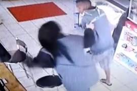 En el video que ya circula en redes se puede ver cómo ella se levanta de inmediato y comienza a golpear al sujeto, quien huye.