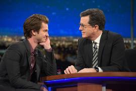 Andrew Garfield no para ¡Ahora besa a Stephen Colbert!