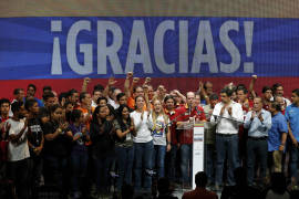 Oposición crea Gobierno de unidad y llama a huelga en Venezuela