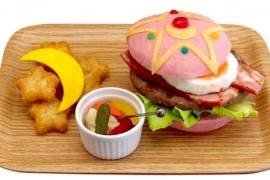 Crean hamburguesa rosa inspirada en Sailor Moon