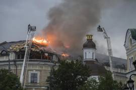 Rescatistas ucranianos trabajan en el lugar de un ataque ruso contra el Complejo del Museo Nacional de Arte y Cultura Mystetskyi Arsenal en Kiev, Ucrania, el 15 de junio de 2026, en medio de la invasión rusa.