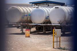 Elementos federales interceptaron la unidad durante un operativo, al detectar irregularidades en el traslado de aproximadamente 60 mil litros de combustible.