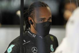 La Federación Internacional del Automóvil (FIA) anunció que el siete veces campeón, el británico Lewis Hamilton de Mercedes, fue descalificado tras no cumplir con las medidas permitidas de la zona de DRS