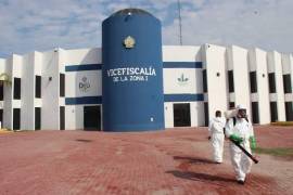 Peritos de la Vicefiscalía Regional Laguna realizaron el levantamiento de los restos humanos localizados en las inmediaciones del Rastro Municipal de Gómez Palacio.