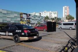Encuentran cadáver dentro de vehículo estacionado en casino en Monterrey