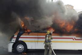 Un autobús de la ruta Periférico se incendió por una falla en el motor de arranque, quedando completamente calcinado.