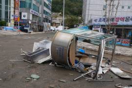 Un centro de información de estacionamiento público dañado, causado por el tifón Hinamnor en Busan, Corea del Sur.