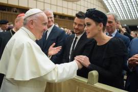 El Papa saludó a Katy Perry y Orlando Bloom en el Vaticano