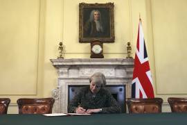 Theresa May, con el fracaso del Brexit a cuestas firma la carta de su dimisión