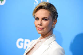 Charlize Theron niega irse de EU por tema de racismo