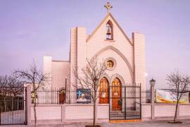 Vista de la fachada de la Iglesia Santiago Apóstol, testigo de un siglo de historias y milagros en la comunidad