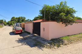 Elementos de Protección Civil intervinieron durante el incendio registrado en este domicilio, en los cruces de las calles Mutualismo y Carranza, en el barrio La Piedra, de Múzquiz, Coahuila.