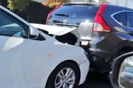 El automovilista relató que el conductor del otro vehículo bloqueó su camino y le exigió dinero por el espejo dañado.