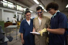 La pujante industria en Acuña le da oportunidades de desarrollarse a los jóvenes becados.