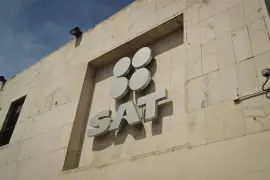 El ISR (Impuesto Sobre la Renta) es un impuesto directo que se cobra sobre las ganancias o ingresos que recibe una persona o una empresa.